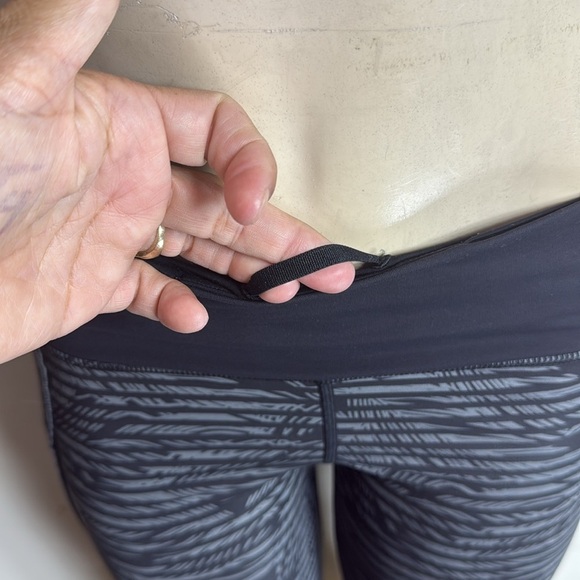 (L2) Lululemon Black and Gray Printed Short Leggings, Size 6 - Picture 7 of 13